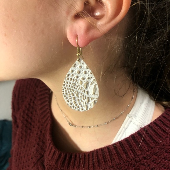 White leather teardrop earrings - Picture 2 of 2